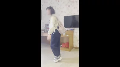 小母狗放学后直接来酒店被操舔脚吞精！